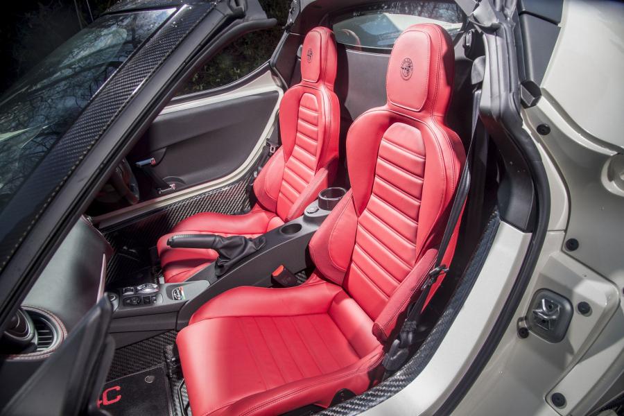 Интерьер Alfa Romeo 4C Spider 50° Anniversario (960) 2016 года  (фото 8 из 9)